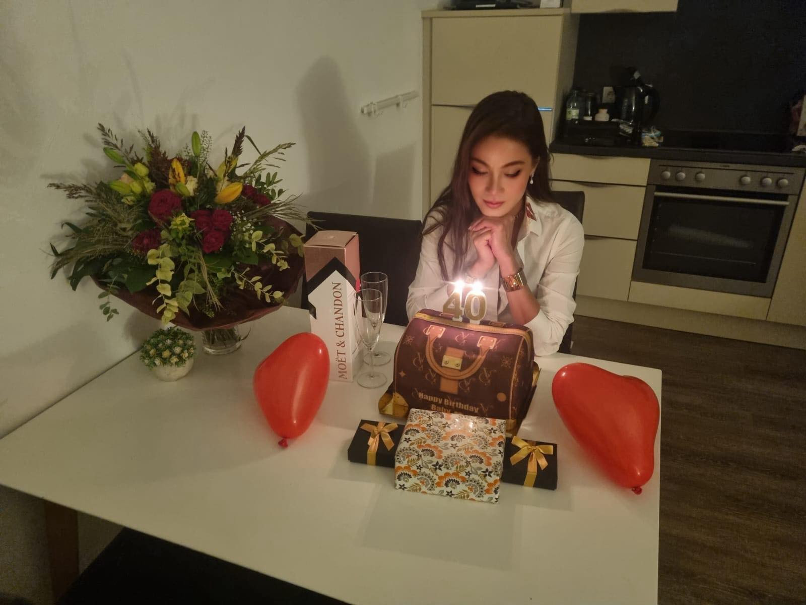 Người mẫu cùng thời Thanh Hằng, Xuân Lan vừa công khai kết hôn lần 3 với chồng Tây hơn 17 tuổi là ai? - Ảnh 7.