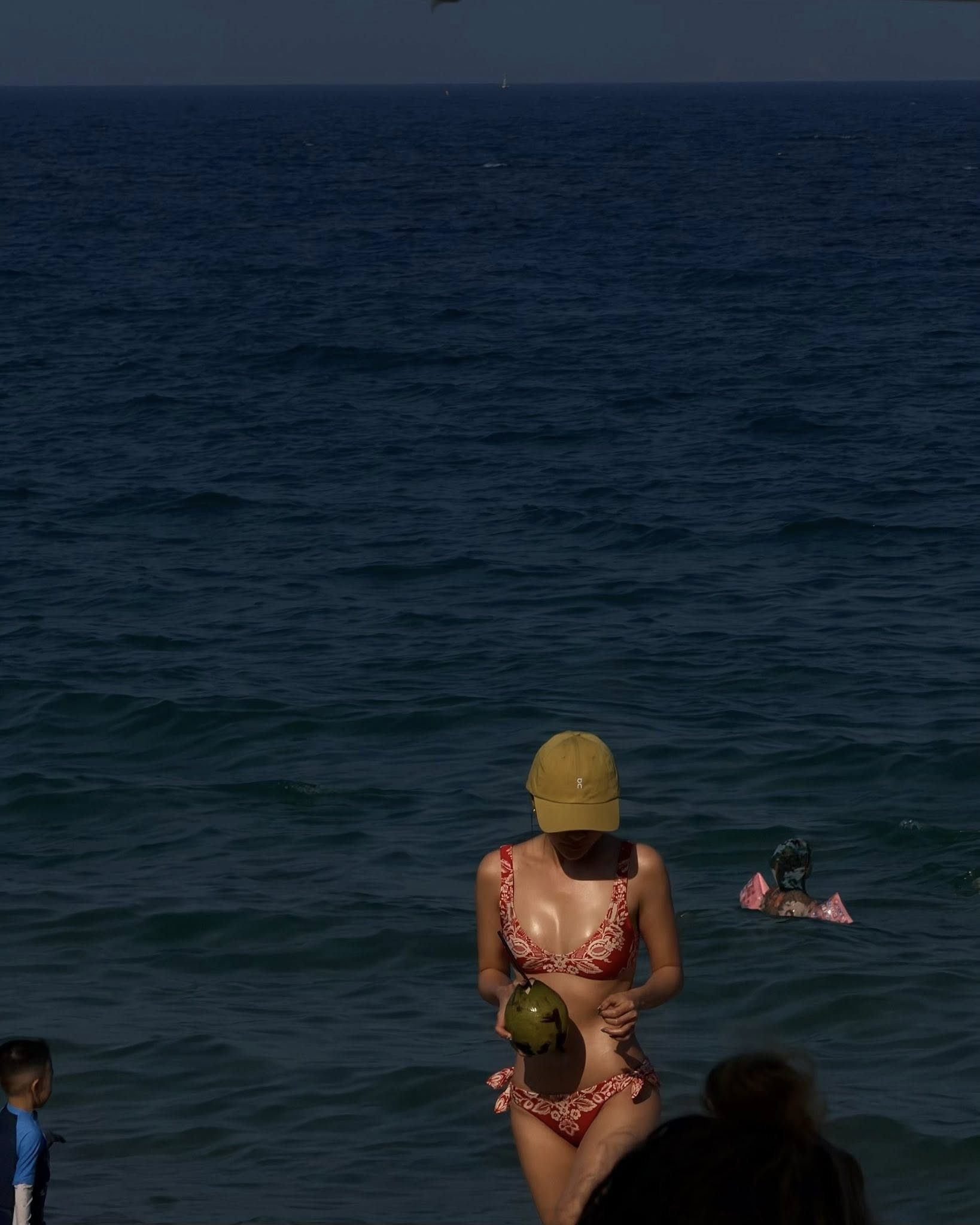 Văn Mai Hương tuổi 31 khoe dáng bốc lửa với bikini nổi bật giữa biển xanh - Ảnh 4.