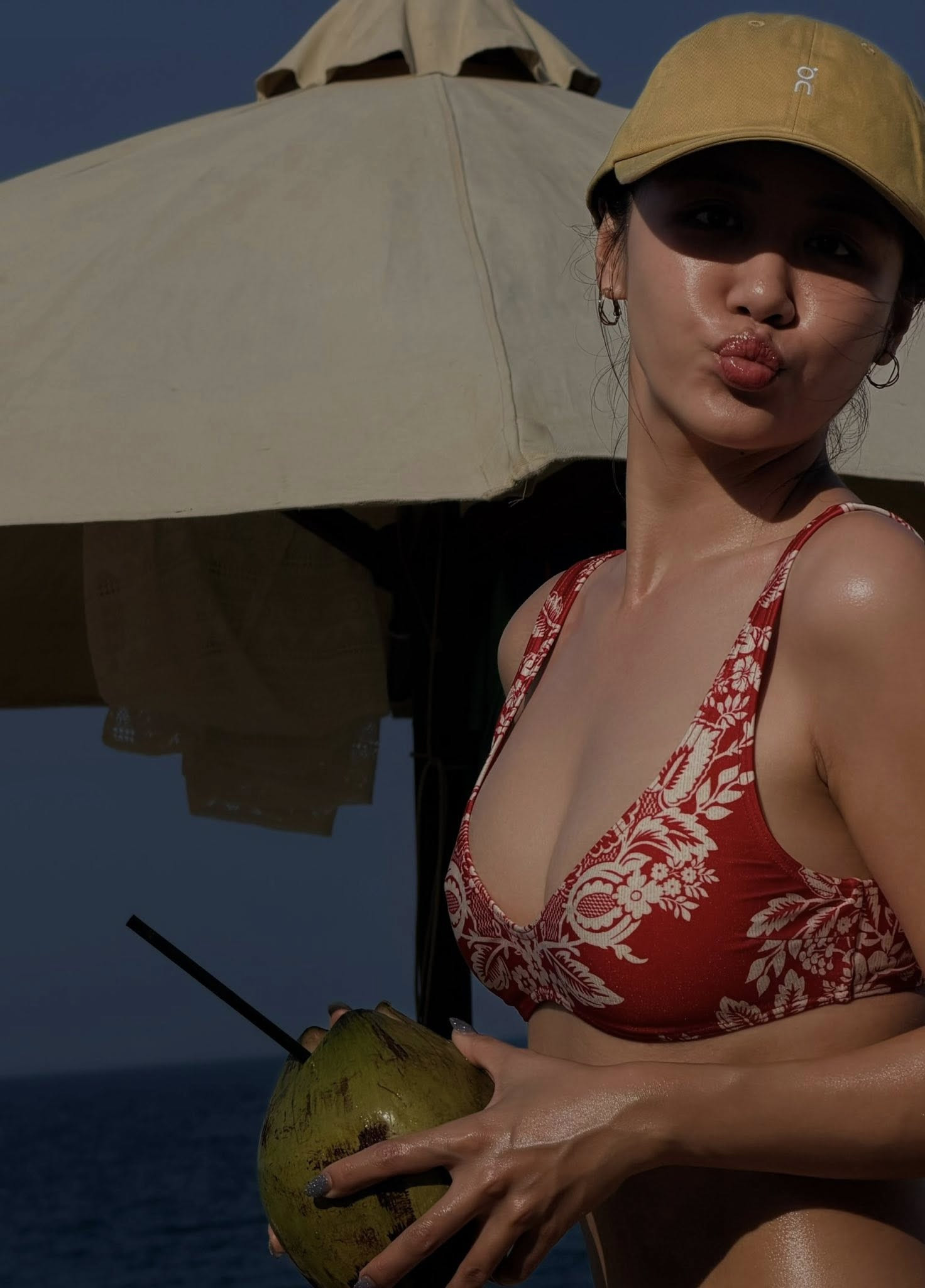 Văn Mai Hương tuổi 31 khoe dáng bốc lửa với bikini nổi bật giữa biển xanh - Ảnh 2.