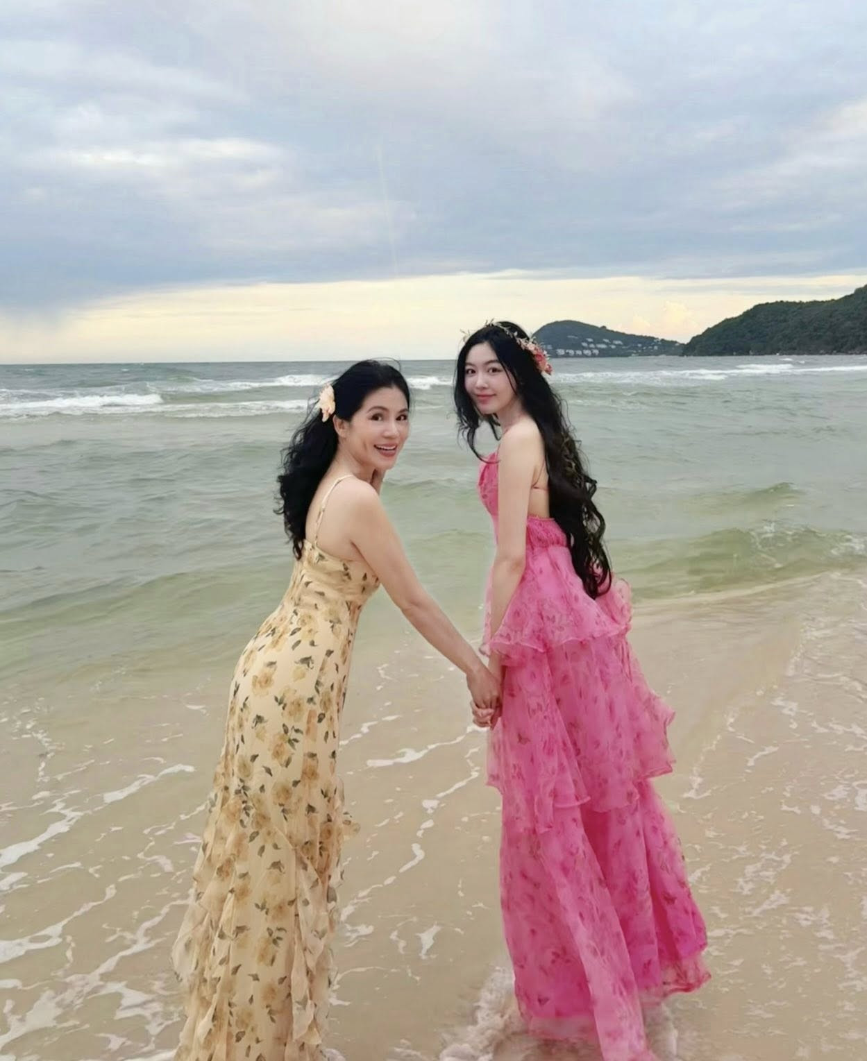 Vợ và con gái MC Quyền Linh gây chú ý trong sinh nhật 20 tuổi Lọ Lem - Ảnh 3.