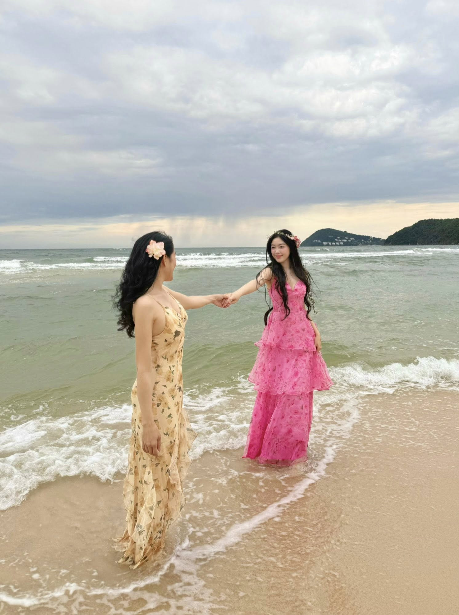 Vợ và con gái MC Quyền Linh gây chú ý trong sinh nhật 20 tuổi Lọ Lem - Ảnh 2.