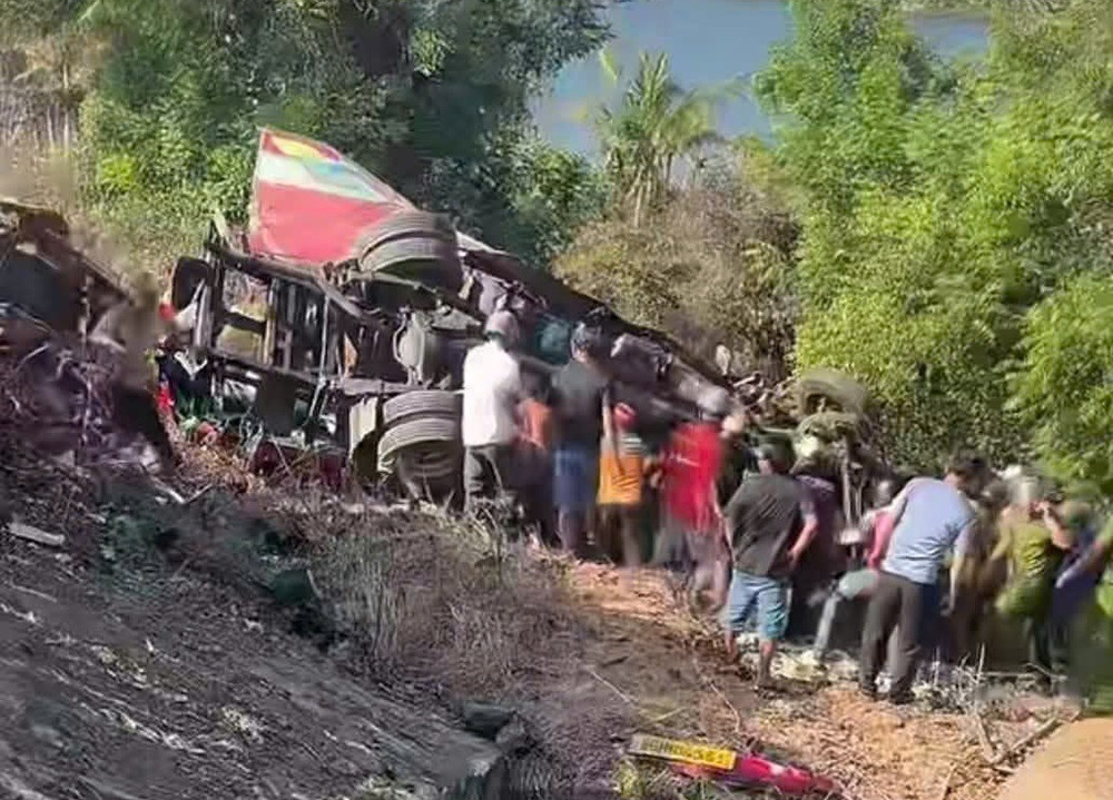 Xe khách lao xuống vực trên đường Mũi Né Bàu Trắng, ít nhất 3 người tử vong..jpg