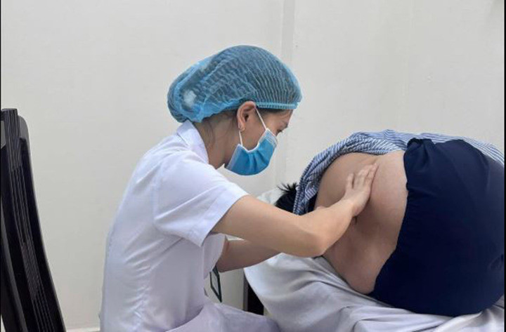 Bác sĩ BV 19-8 đang khám cho bệnh nhân (Ảnh: BVCC)