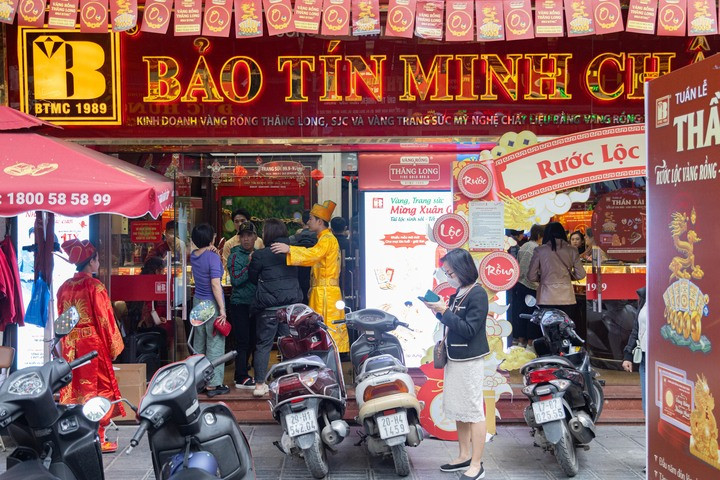 Một cửa hàng Bảo Tín Minh Châu trên phố Trần Nhân Tông, Hà Nội. (Ảnh: Minh Đức).