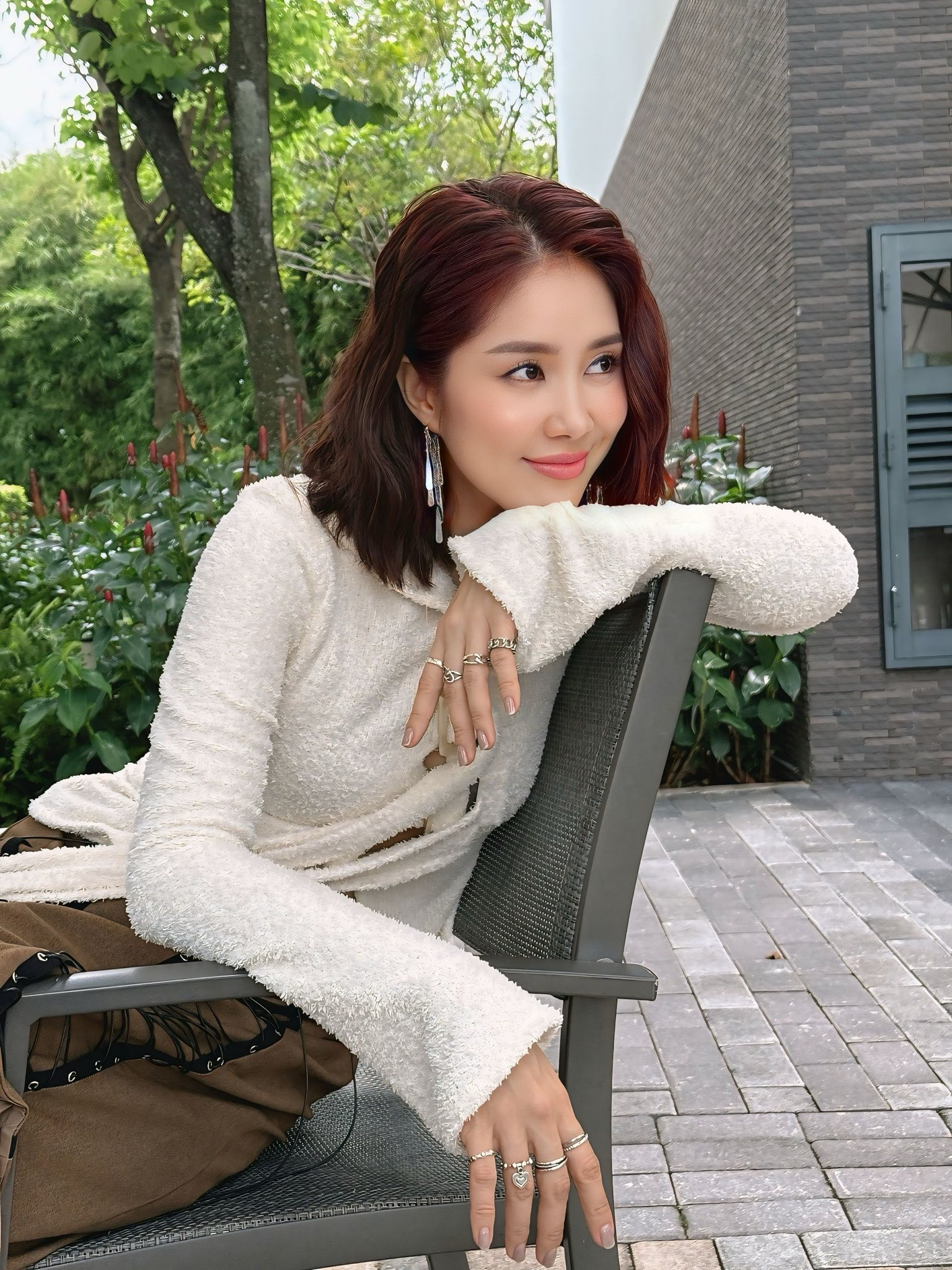 Chụp ảnh cùng bạn diễn kém tuổi, Lê Phương vẫn trẻ đẹp ở tuổi 41 - Ảnh 4.