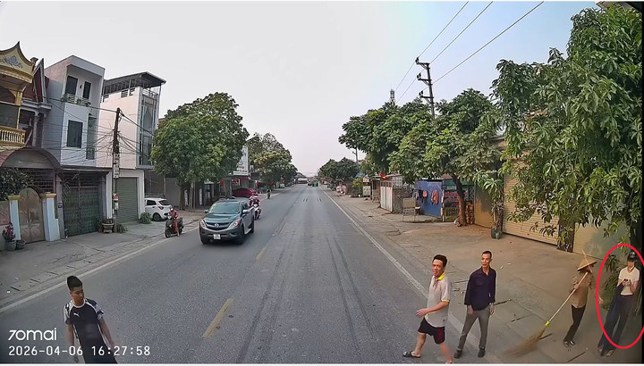 Cô gái thoát nạn kỳ diệu sau khi bị xe container đẩy đi hàng trăm mét trên Quốc lộ 10. (Ảnh cắt từ clip)