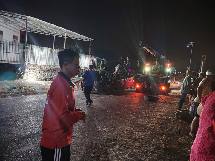 Lực lượng chức năng tỉnh Lâm Đồng khám nghiệm hiện trường vụ tai nạn trong đêm 6/4. Ảnh: THÀNH TÀI