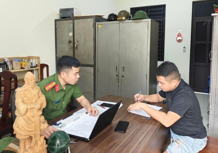 Anh Dương Văn Minh tường trình về việc đánh con trai. (Ảnh: Công an xã Kép)