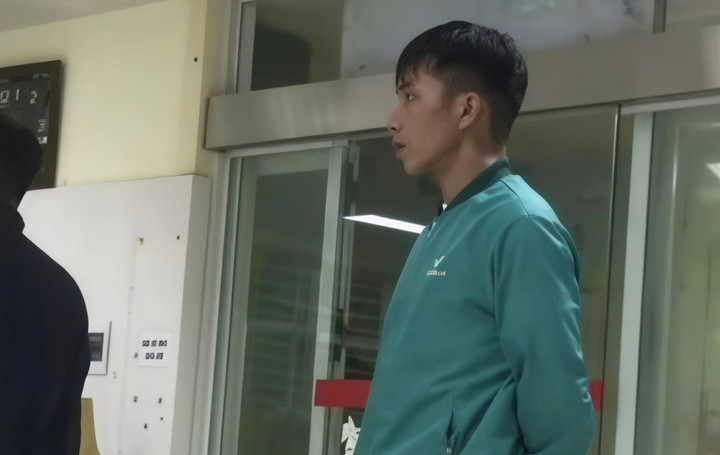 Tài xế Đạo ứng tiền viện phí, ở lại hỗ trợ nữ hành khách làm thủ tục nhập viện.