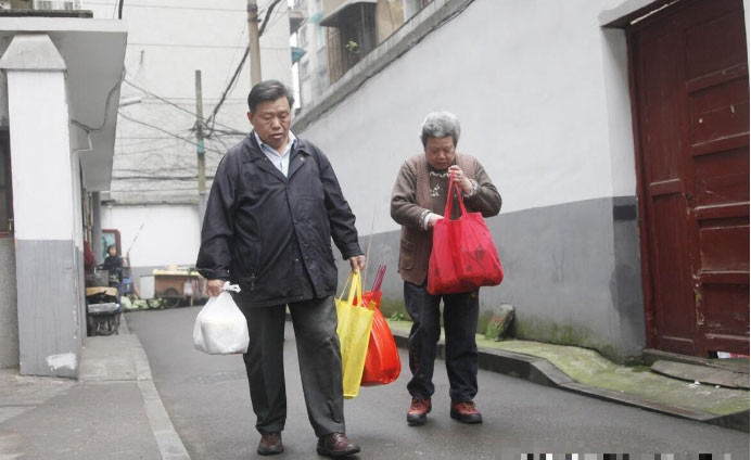 Tưởng con mua nhà tặng để báo hiếu lúc tuổi già, lên ở rồi vợ chồng tôi mới cảm thấy mình như osin - Ảnh 1.