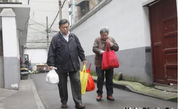 Tưởng con mua nhà tặng để báo hiếu lúc tuổi già, lên ở rồi vợ chồng tôi mới cảm thấy mình như osin - Ảnh 1.