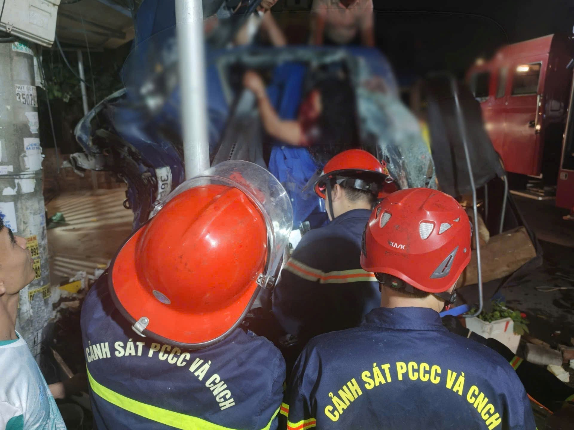 Xe tải đâm vào nhà dân ở Hải Phòng , đôi nam nữ mắc kẹt trong cabin - Ảnh 1.