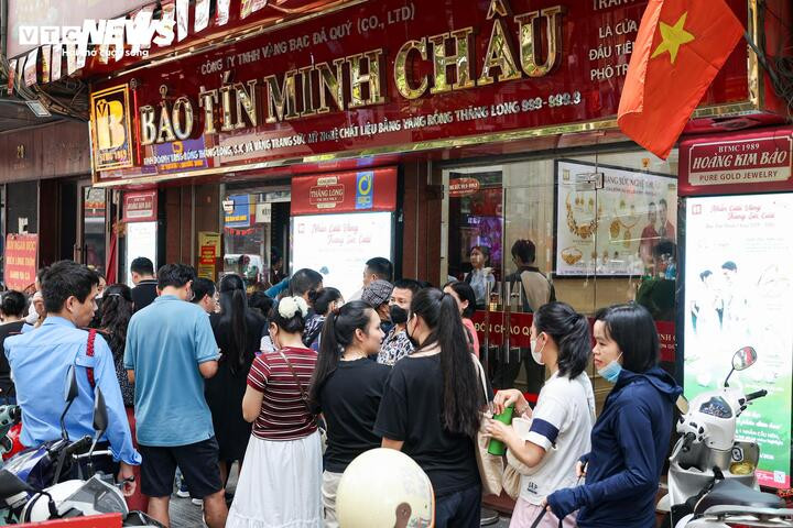 Khách ồ ạt bán vàng, cửa hàng không trả tiền ngay: Bảo Tín Minh Châu nói gì?插图 Khách xếp hàng chờ mua bán vàng tại Bảo Tín Minh Châu.