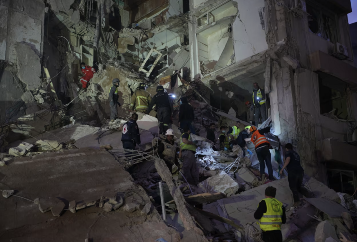 Cao ủy Nhân quyền Liên hợp quốc Volker Turk cũng lên án cuộc tấn công của Israel trên khắp Lebanon và cho rằng sự tàn sát như vậy là không thể tin nổi. “Quy mô của vụ giết người và tàn phá ở Lebanon ngày nay thực sự kinh hoàng”, ông Turk nhấn mạnh. (Ảnh: AP)