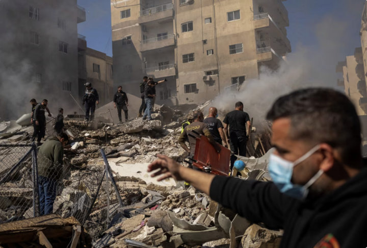 Lực lượng Phòng vệ Israel tuyên bố tấn công 100 trung tâm chỉ huy và địa điểm quân sự của Hezbollah. Theo thông tin từ Bộ Y tế Lebanon, cuộc tấn công khiến ít nhất 182 người thiệt mạng và hàng trăm người khác bị thương. (Ảnh: Reuters)