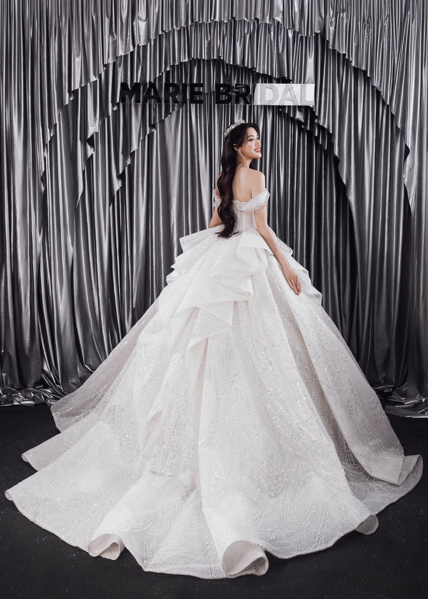 Phan Phương Oanh Tỏa sáng trong váy cưới ấn tượng tại Miss World Vietnam 2025 - Ảnh 4.