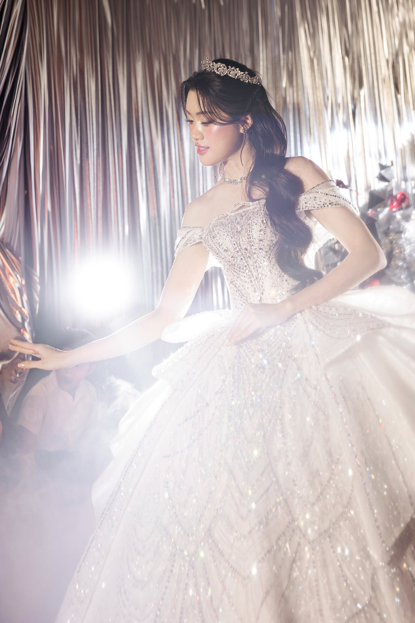 Phan Phương Oanh Tỏa sáng trong váy cưới ấn tượng tại Miss World Vietnam 2025 - Ảnh 3.