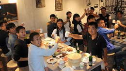 Về quê họp lớp sau nhiều năm, lớp trưởng nói 1 câu khiến tôi rời bàn tiệc và chặn cả nhóm lớp - Ảnh 1.