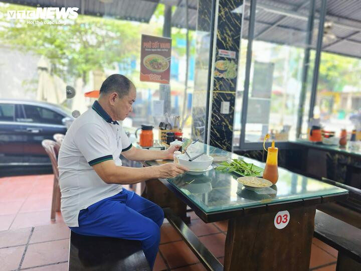 Ông Hảo cho biết, giá một tô phở đã tăng từ 55.000 đồng lên 65.000 đồng.