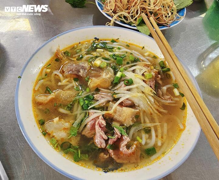 Một tô bún bò bình dân được bán với giá 45.000 đồng.