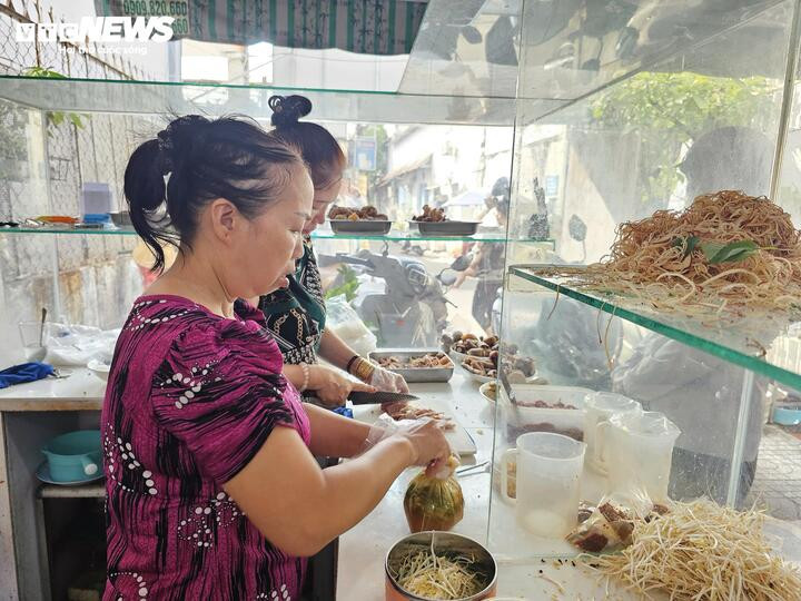 Chi phí đầu vào tăng khiến nhiều chủ quán buộc phải tăng giá.