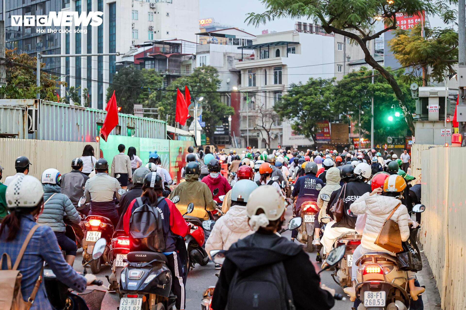 Lô cốt metro Nhổn-ga Hà Nội án ngữ gần chục năm, phố trung tâm thành 'phố chết' - 17