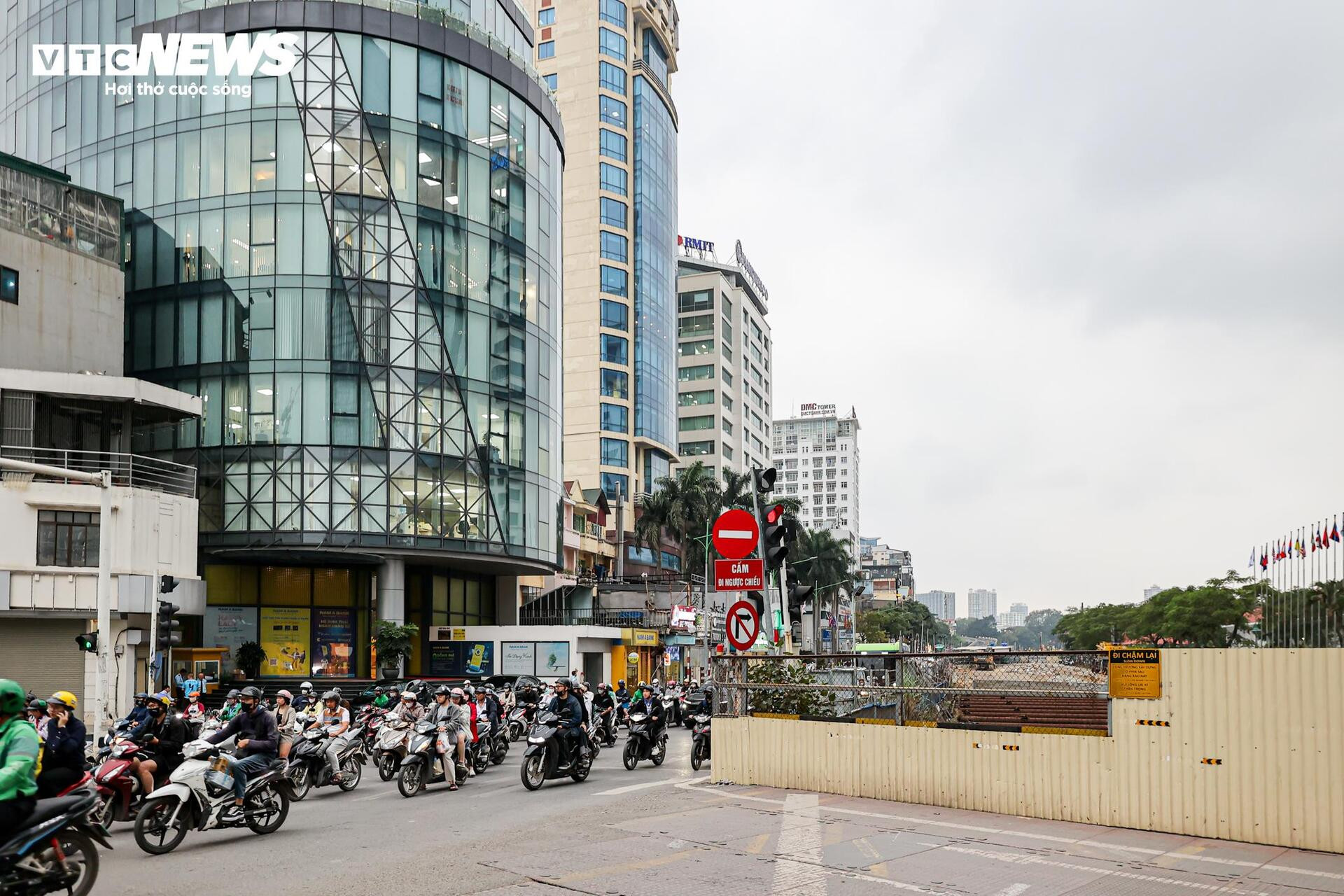 Lô cốt metro Nhổn-ga Hà Nội án ngữ gần chục năm, phố trung tâm thành 'phố chết' - 7