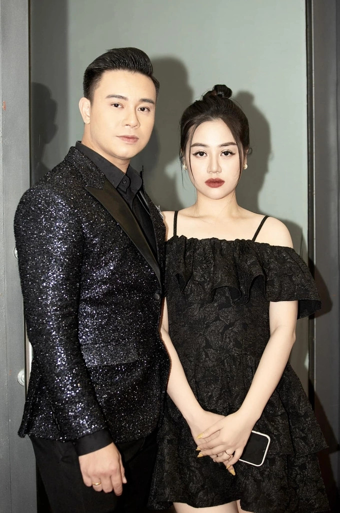 Ca sĩ Đông Hùng và bà xã Minh Anh.