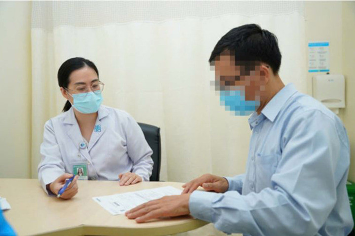 Bác sĩ cảnh báo người trẻ điều trị gout theo đúng phác đồ để tránh biến chứng (Ảnh: Nld)