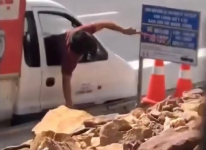 Người đàn ông đầu tiên mang áo đỏ thực hiện hành vi tẩy xoá.
