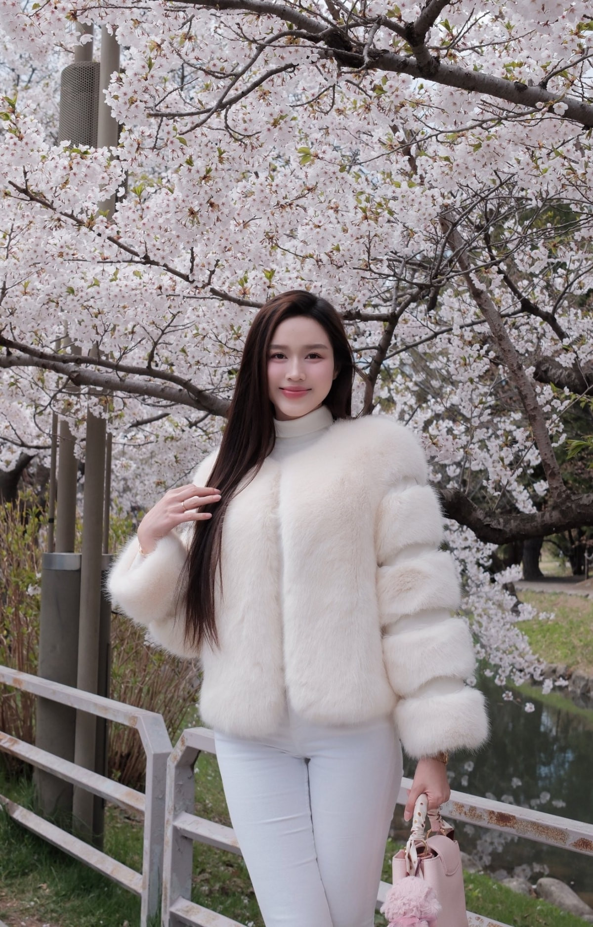 Hoa hậu Đỗ Thị Hà diện áo lông trắng đi ngắm hoa anh đào