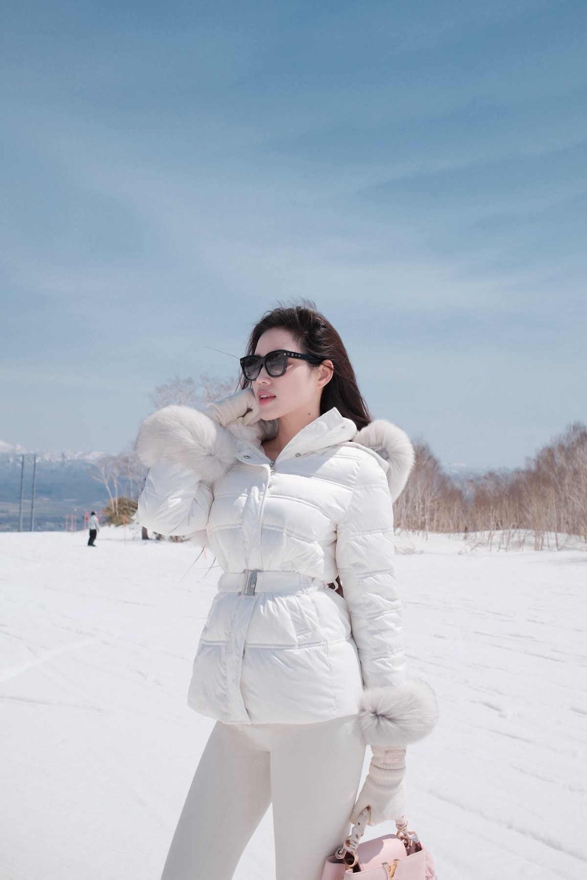 Đỗ Thị Hà diện trang phục trắng muốt tạo dáng giữa núi tuyết Hokkaido