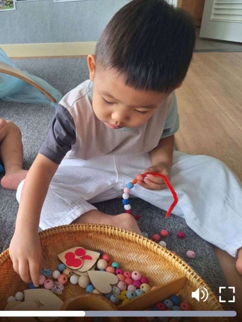 Minh Hằng xúc động chia sẻ món quà đầu tiên do con trai tự tay làm.