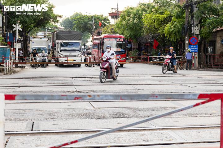 Thót tim cảnh người Hà Nội bất chấp vượt rào chắn, 'đua' tốc độ với tàu hoả - 18