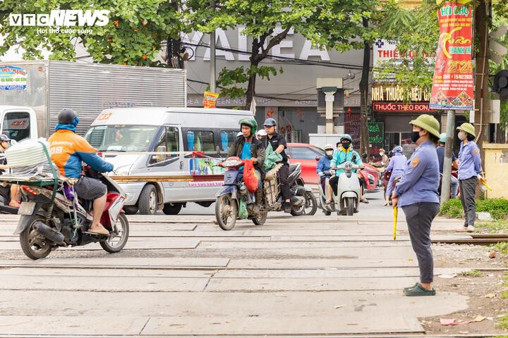 Thót tim cảnh người Hà Nội bất chấp vượt rào chắn, 'đua' tốc độ với tàu hoả - 17
