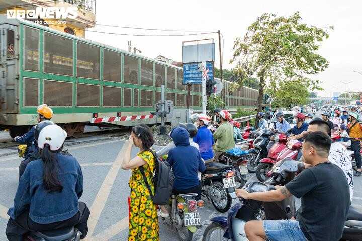 Anh Nguyễn Thành Hiếu cho biết, hệ thống barie tại đây chỉ chắn một nửa mặt đường, khiến nhiều người lợi dụng lúc chưa thấy tàu để vượt qua. “Tàu chạy qua khu vực này không hề chậm, chỉ cần chậm vài giây là hậu quả khó lường”, anh Hiếu nói