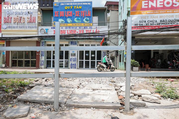 Thót tim cảnh người Hà Nội bất chấp vượt rào chắn, 'đua' tốc độ với tàu hoả - 5