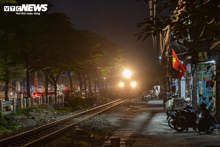 Gắn bó với công việc gần 30 năm, anh Huy cho biết, lực lượng làm nhiệm vụ luôn cố gắng ngăn chặn kịp thời các trường hợp cố vượt rào để bảo đảm an toàn. Đặc biệt vào ban đêm, nhất là với người đã uống rượu bia, vẫn có trường hợp yêu cầu mở chắn dù barie đã hạ xuống.