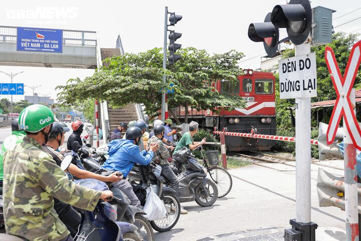 Thời gian qua, cả nước liên tiếp xảy ra các vụ tai nạn giao thông đường sắt nghiêm trọng, chủ yếu do người điều khiển phương tiện đường bộ vi phạm quy định an toàn tại các đường ngang giao cắt hoặc đi qua các lối đi dân sinh tự mở.