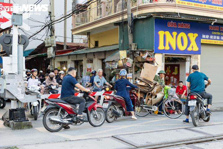 Thót tim cảnh người Hà Nội bất chấp vượt rào chắn, 'đua' tốc độ với tàu hoả - 10