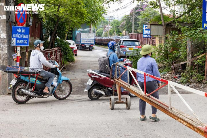 Thót tim cảnh người Hà Nội bất chấp vượt rào chắn, 'đua' tốc độ với tàu hoả - 16