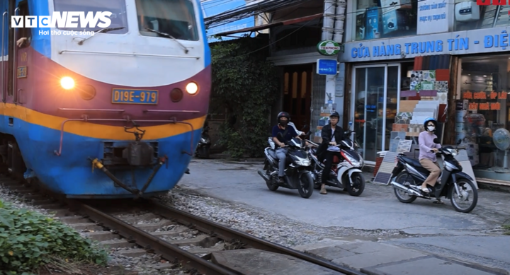 Có thời điểm, xe máy chạy song song đoàn tàu chỉ cách đầu máy khoảng 2 - 3 m, tạo nên cảnh tượng thót tim.
