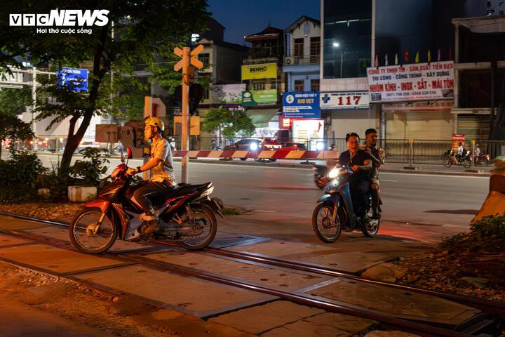 Không chỉ ban ngày, cảnh vượt rào chắn vẫn diễn ra vào ban đêm, khi tầm nhìn hạn chế và nguy cơ tai nạn càng lớn.