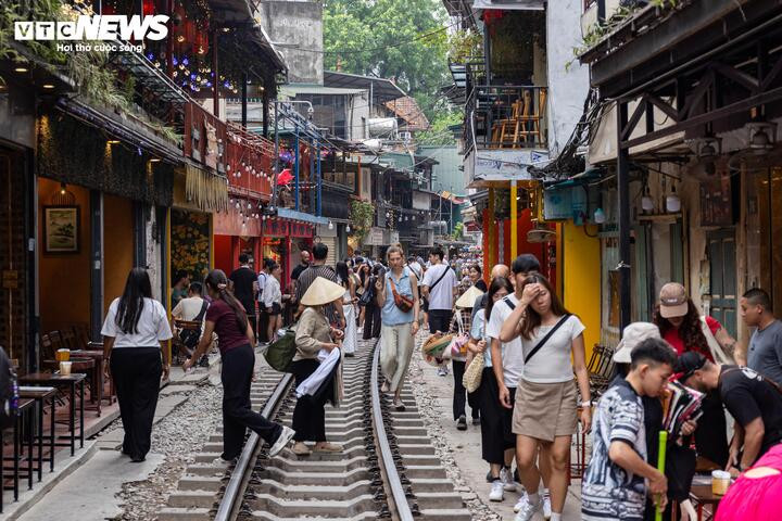 Mới đây, Bộ Xây dựng thành lập tổ công tác liên ngành để rà soát và xây dựng phương án bàn giao hạ tầng đường sắt đoạn ga Hà Nội - Gia Lâm cho thành phố quản lý. Hai bên cũng thống nhất giảm tần suất tàu khách, dừng tàu hàng qua khu vực cà phê đường tàu và cầu Long Biên, chuyển hướng tàu hàng sang tuyến Bắc Hồng - Văn Điển.