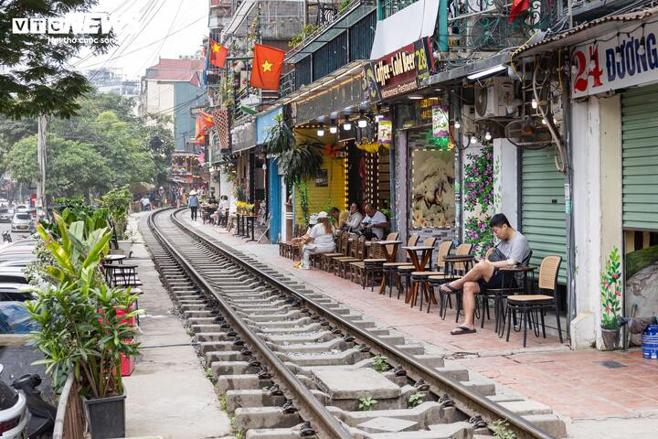 Không chỉ vi phạm tại các đường ngang, tình trạng lấn chiếm hành lang an toàn đường sắt và hoạt động cà phê đường tàu qua nội đô Hà Nội vẫn kéo dài nhiều năm, tiềm ẩn nguy cơ mất an toàn giao thông. Dù nhiều lần xử lý, dựng rào chắn và yêu cầu đóng cửa, tình trạng tái lấn chiếm vẫn tiếp diễn do ý thức chấp hành chưa nghiêm và công tác quản lý còn bất cập.