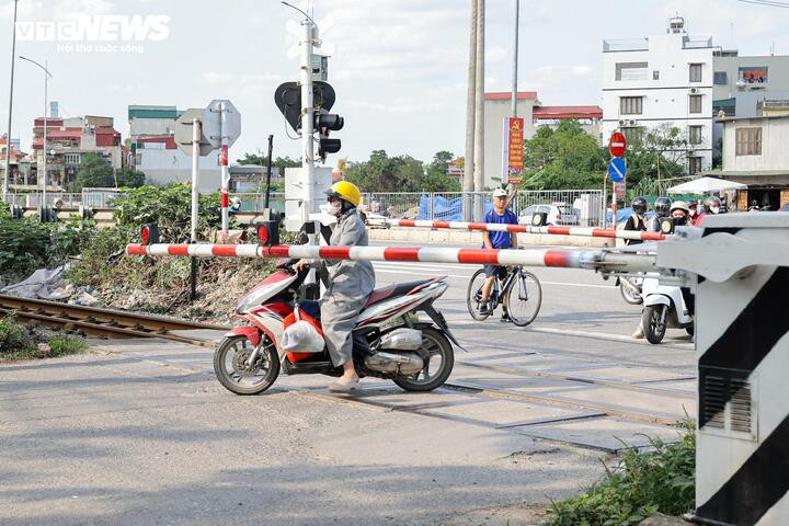 Thót tim cảnh người Hà Nội bất chấp vượt rào chắn, 'đua' tốc độ với tàu hoả - 8