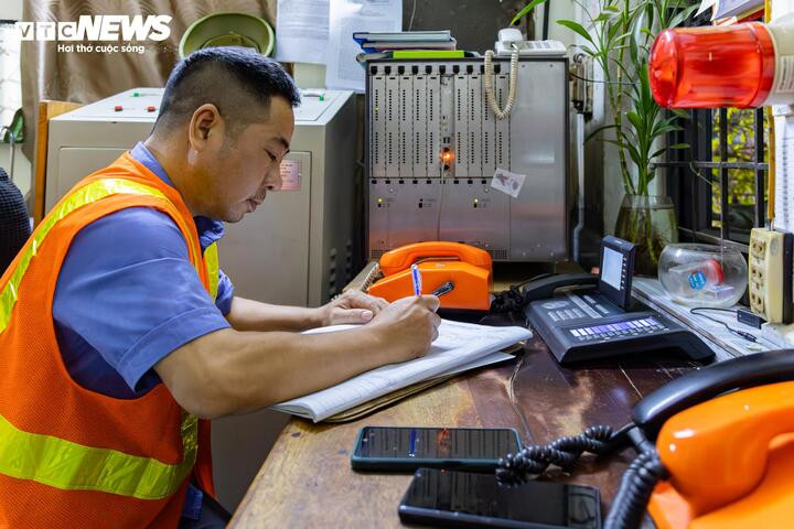Anh Huy, công nhân gác chắn tại trạm Định Công cho biết, tình trạng người dân cố tình vượt rào chắn đường sắt hiện đã giảm đáng kể so với trước đây nhờ hầm chui Kim Đồng được đưa vào sử dụng, lưu lượng phương tiện qua lại giảm và các quy định xử phạt nghiêm khắc hơn. Tuy nhiên, tại một số điểm sử dụng rào chắn tự động không có nhân viên trực gác, vi phạm vẫn xảy ra do nhiều người chủ quan, thấy không có tàu là cố tình băng qua. Theo anh Huy, tàu chạy trong nội thành Hà Nội khoảng 30 km/h, còn ở khu vực ngoài trung tâm có thể đạt 60 - 70 km/h, nên khi phương tiện cố vượt rào chắn, việc xử lý tình huống gần như không kịp.