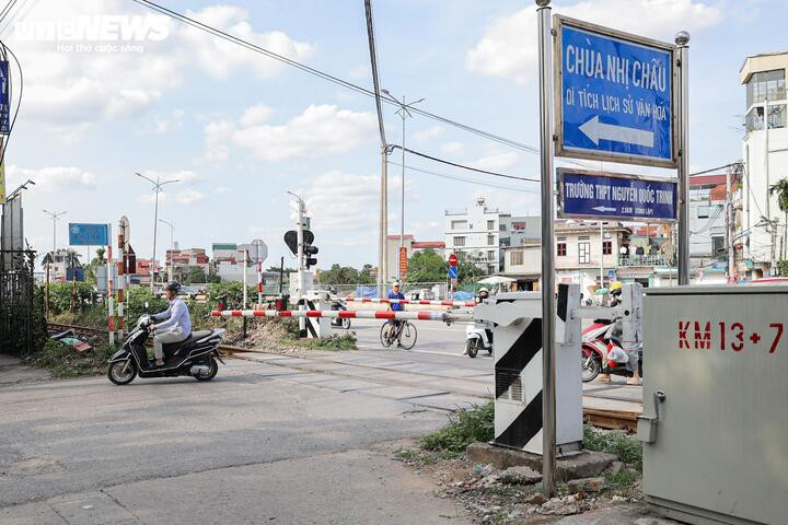 Thót tim cảnh người Hà Nội bất chấp vượt rào chắn, 'đua' tốc độ với tàu hoả - 7