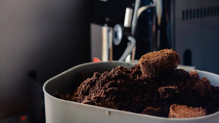 Bã cà phê có tác dụng khử mùi hôi thùng rác rất hiệu quả. (Ảnh: BeanCoffee)
