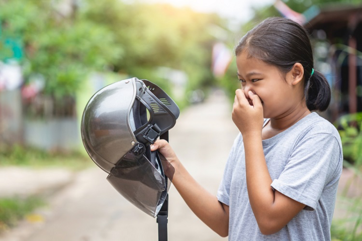 Vào mùa hè, mồ hôi ra nhiều gây ẩm mốc, mùi mũ bảo hiểm. (Ảnh: Dreamsine)